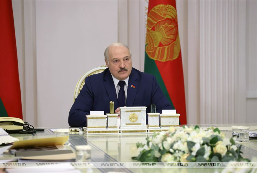 Лукашенко с подтверждениями своих выпивших заявлений в общем не останавливается