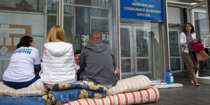 Украинская гривна и карта Украины