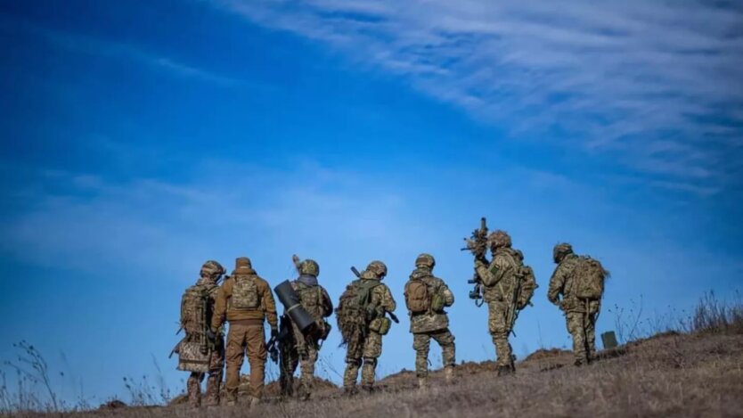 Игроки футбольной команды в криминальных костюмах