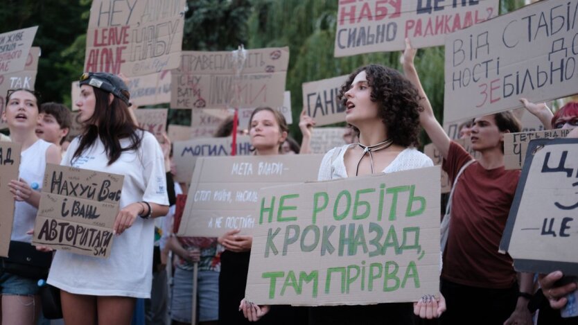 Логотип НАБУ и САП на фоне здания