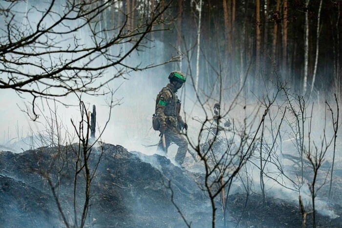 Російський танк обстрілює українські позиції