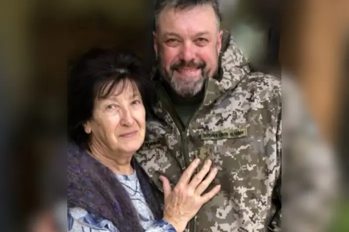 Тягнибок трогательно поздравил маму с фронта