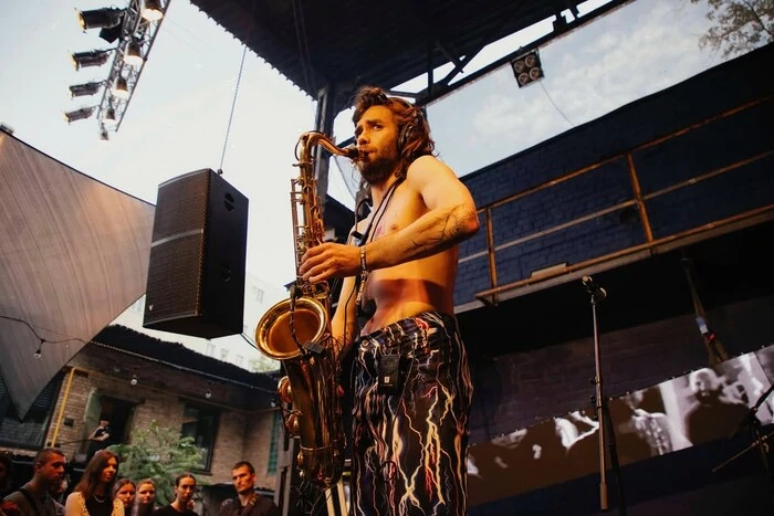 Известный саксофонист из Ziferblat на передовой