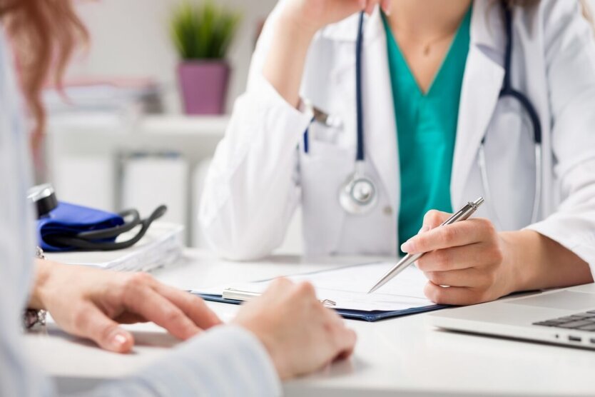 Девушка оформляет е-направление в е-больнице