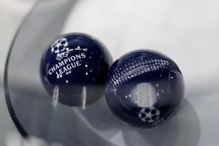 Логотип Лиги чемпионов на фоне мячей