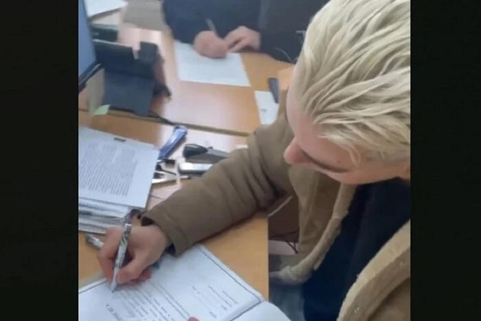 Меловін показує присягу на відео