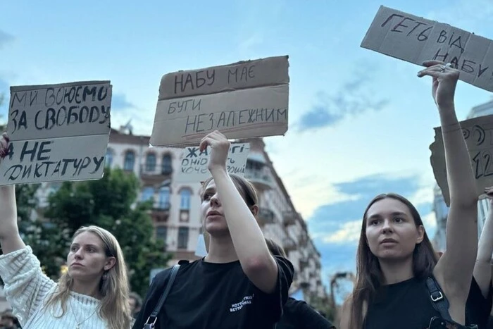 Порівняння політиків на плакатах