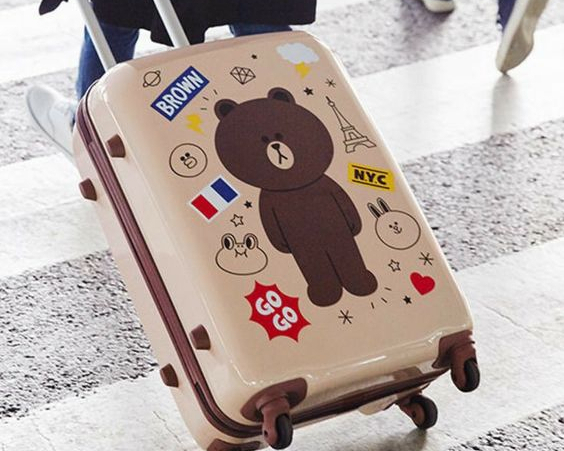 Черный чемодан на белом фоне