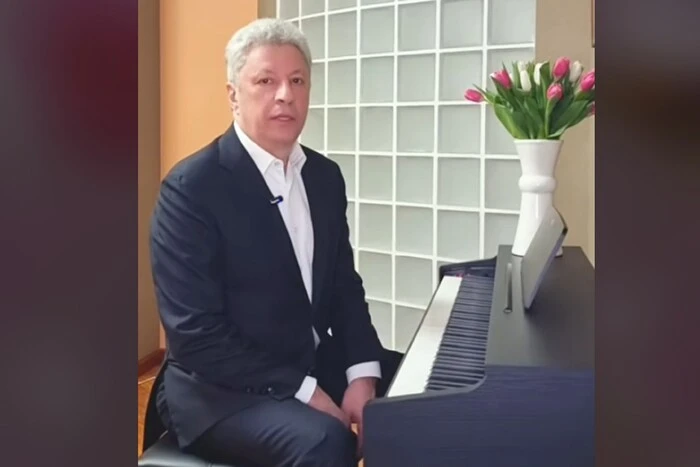 Нардеп Бойко за фортепиано