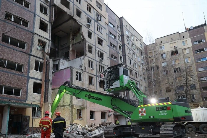 Рятувальні роботи після удару по багатоповерхівці у Дніпрі