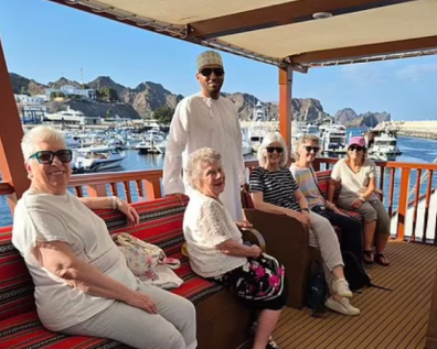 Жінка з валізою в аеропорту