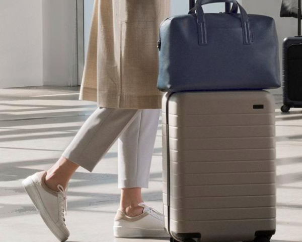 Пасажир вказує адресу на валізі