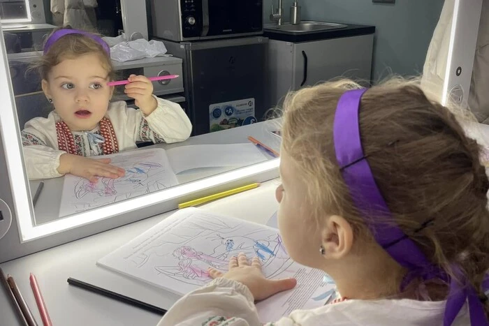 Маленькая доченька гендиректора театра Франка Евгения Нищука на сцене