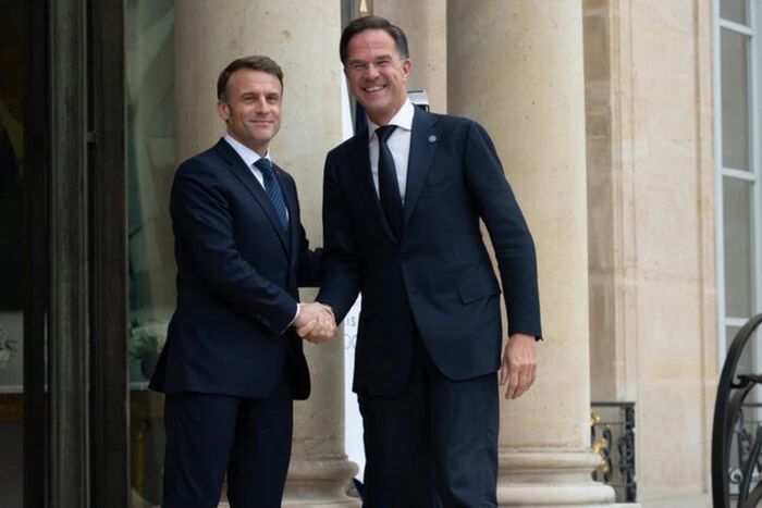 Макрон говорить з генсеком НАТО