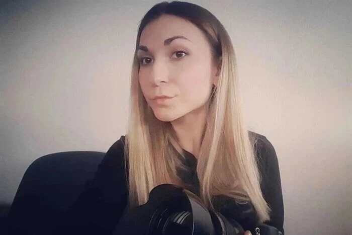 Девушка в красном платье с медалью