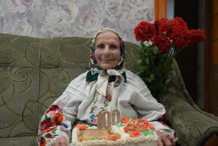 100-річна жителька Сумщини вирощує полуницю