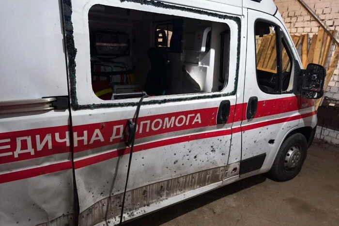 Медики та автомобілі під обстрілами