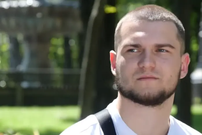 Звільнений військовий радіє на волі