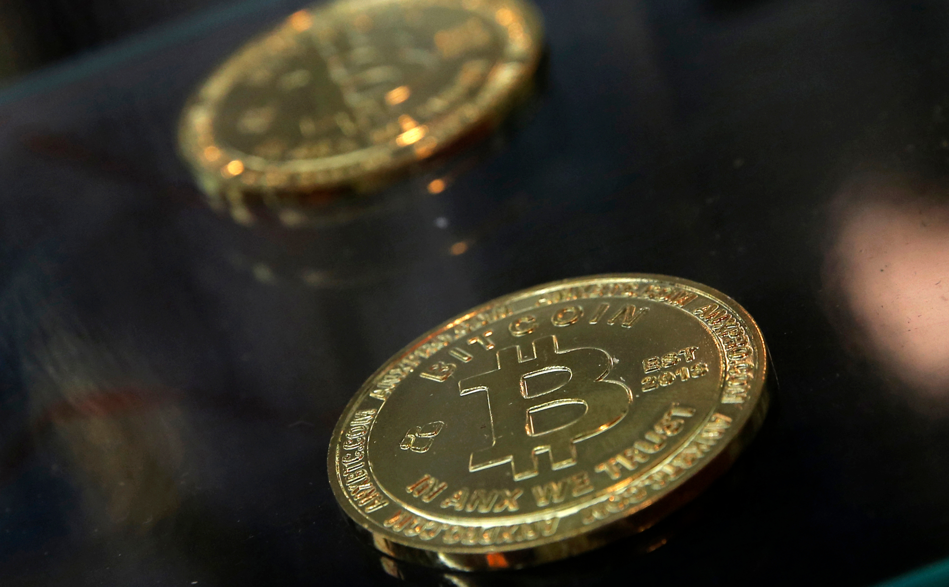 Албанські поліцейські передають турецькій поліції затриманого злочинця з криптою