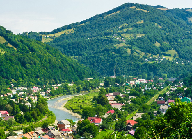 людина повзучала по горах Закарпаття