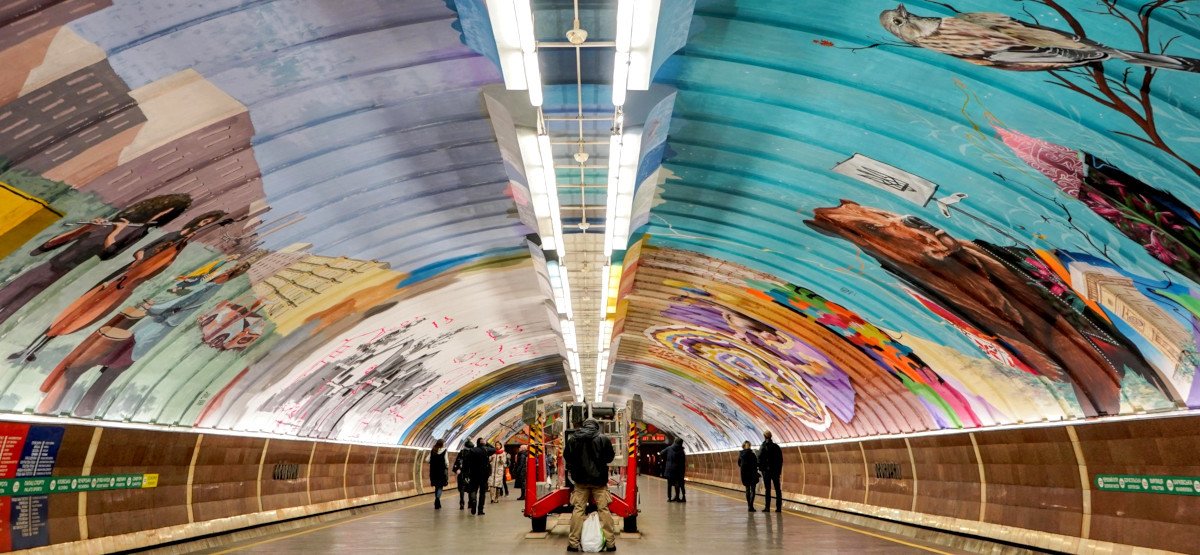 Зображення зарядних станцій на залізничних перонів