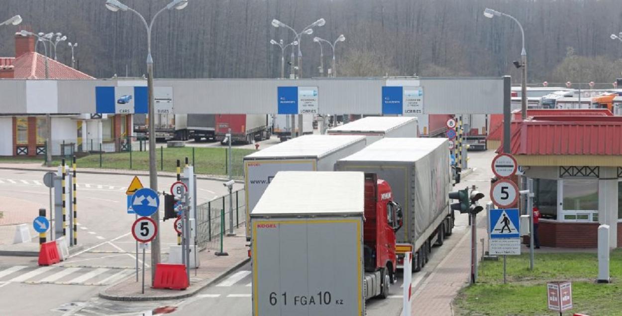 Світлофори перед пунктом пропуску