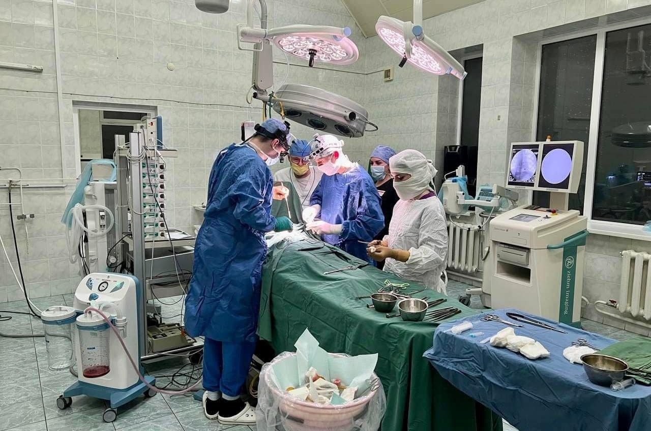 Хлопчик бере рушницю в руки