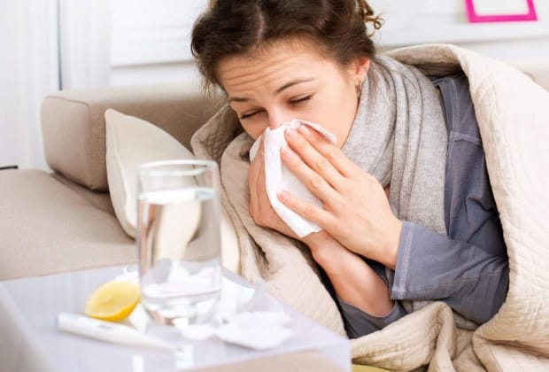 Романтична пара на фоні природи