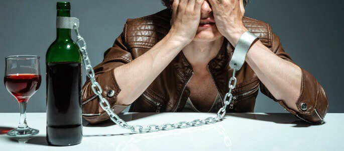 Чашка горілки на столі