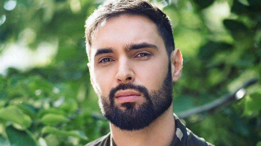 Козловский в военной форме перед фронтом