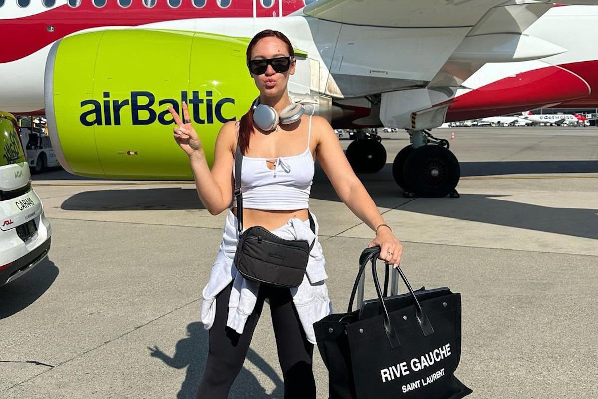 Американка з гарною зовнішністю на автобусній зупинці