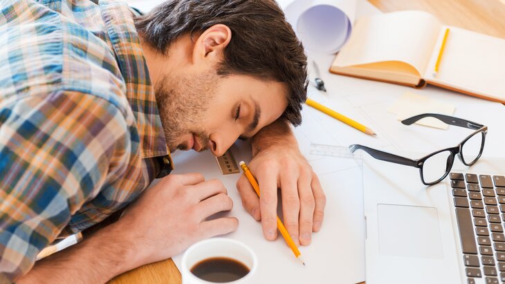 Дівчина засинає на роботі