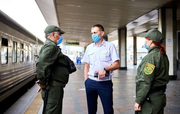 Охрана возвращается к поездам