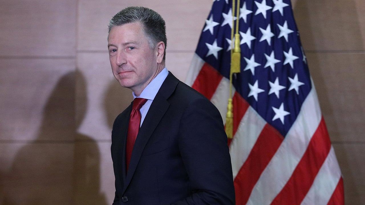 Логотип НАТО на фоне украинского флага