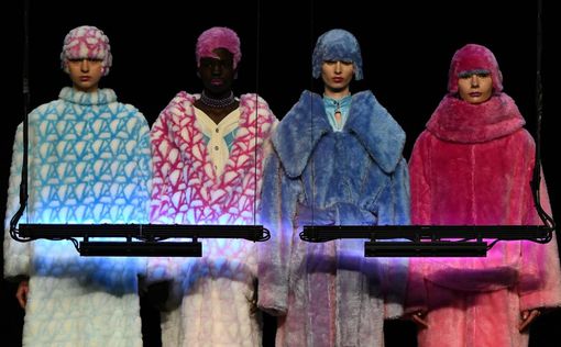 Модні костюми змінюють колір на сонці