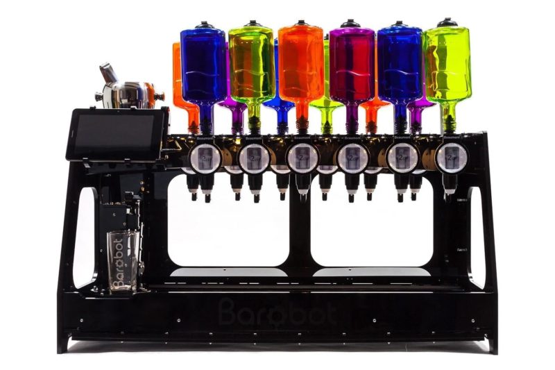 Робот-бармен у барі з напоями