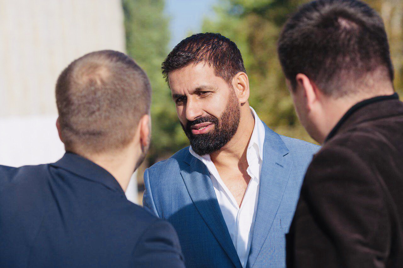 Deputy Said Javid helps Ukrainians