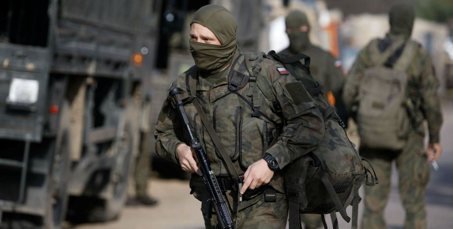 Военнообязанные мужчины ждут экстрадиции