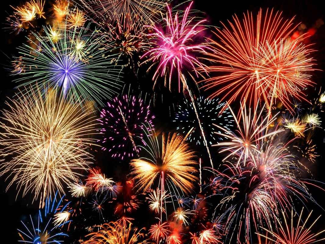 Люди вокруг запрещенных фейерверков в Украине