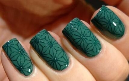 Новорічний манікюр 2024: модні дизайни нігтів