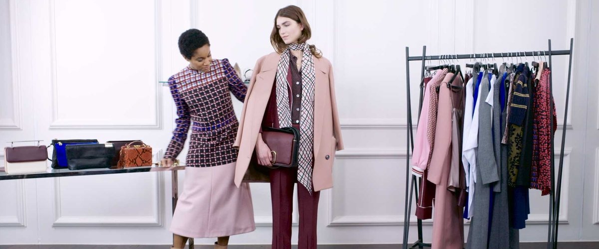 Стиліст одягу на зеленому гроші