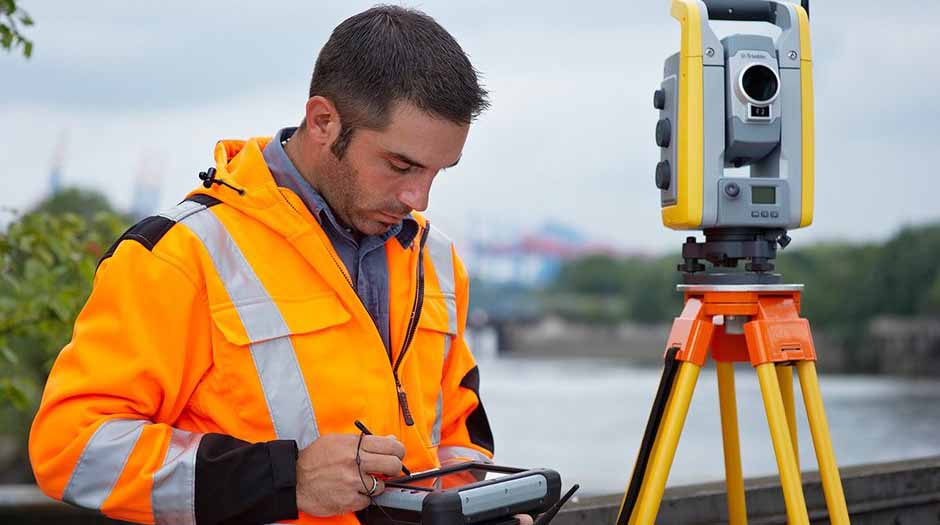 Геодезист з мірою і правилами