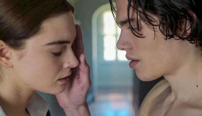 Актеры исполняют драматические сцены в 2024 году