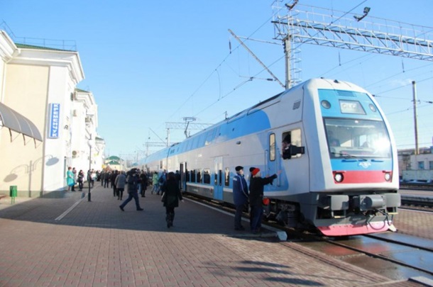 Двоповерховий електропоїзд Skoda на станції