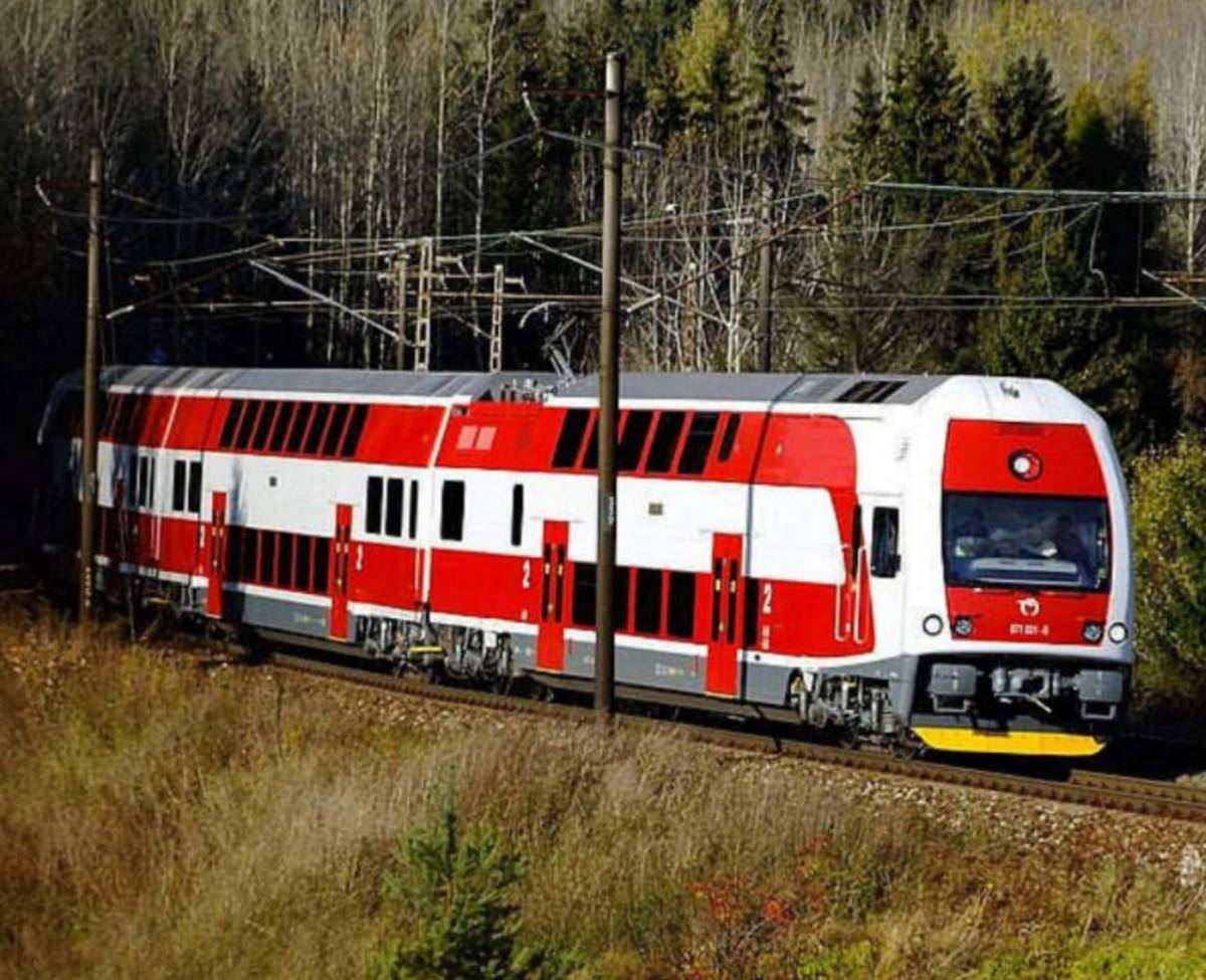 Двоповерхові пасажирські вагони