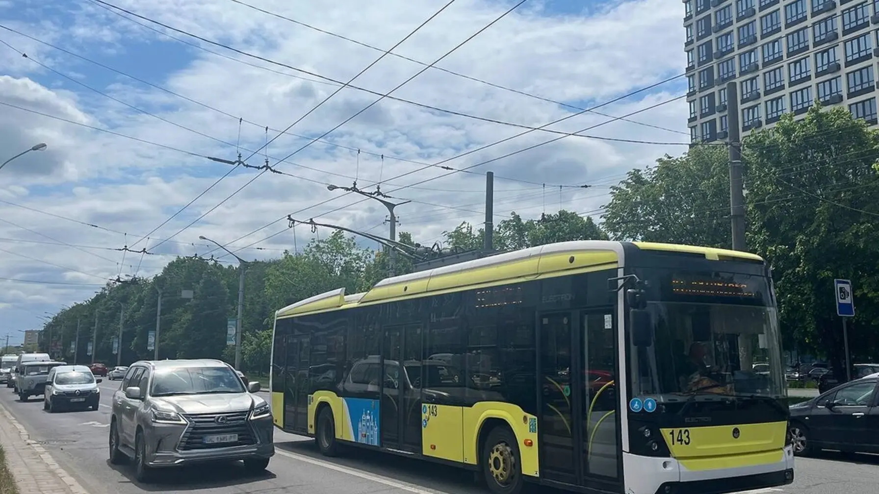 Закрытие улицы Патона в Львове продолжается