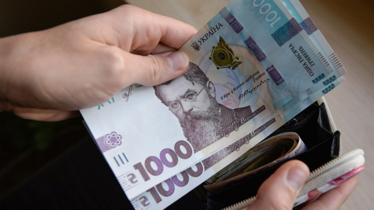 Якою буде середня зарплата в Україні у 2027 році