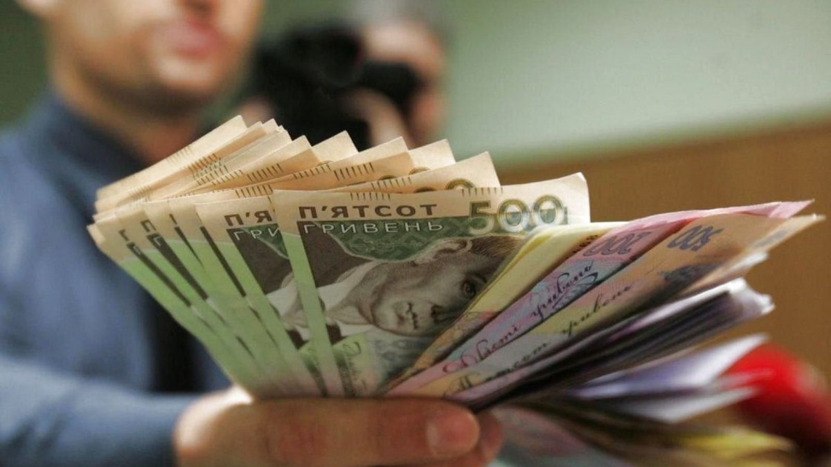 Середня зарплата в регіонах України