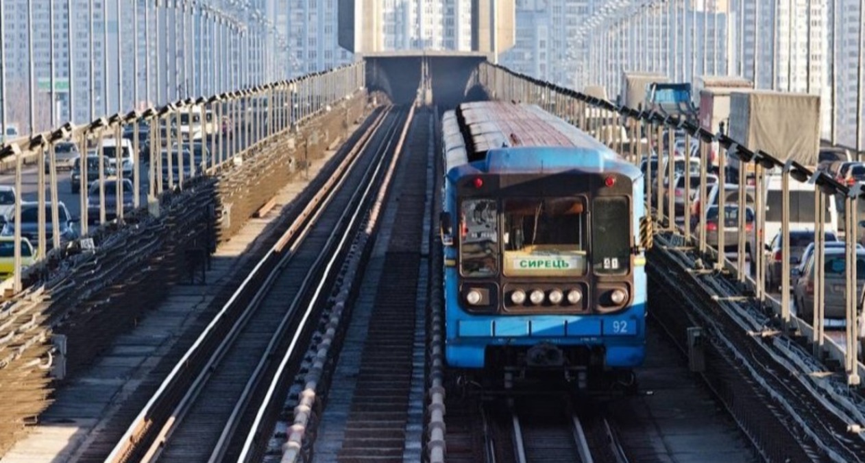 Metro train on the Southern Bridge