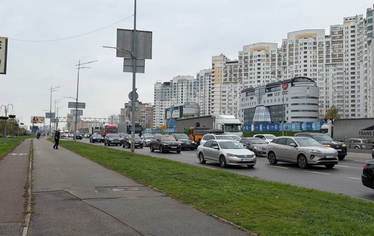 На каких дорогах Киева наибольшие затруднения в движении